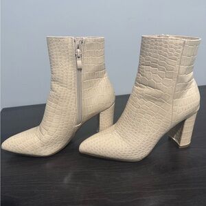 Cowboy TOP Moda Textured Cream Ankle Booties